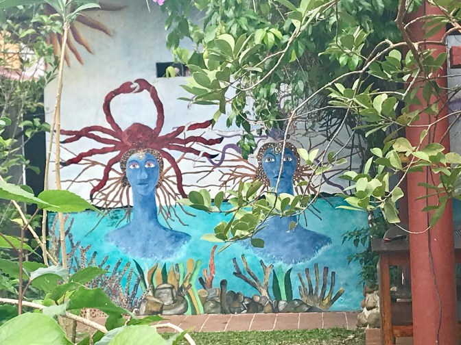 eeling crabby artwork on a Portobelo garden wall
